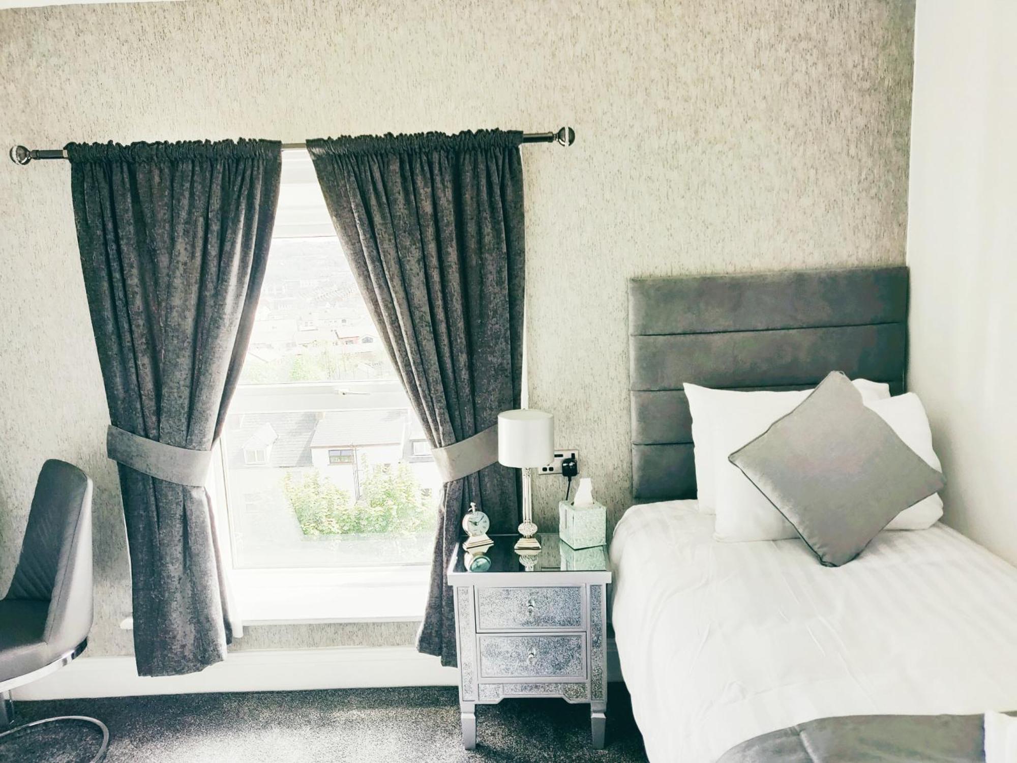 Deluxe Single Room,1584402783:JPEG